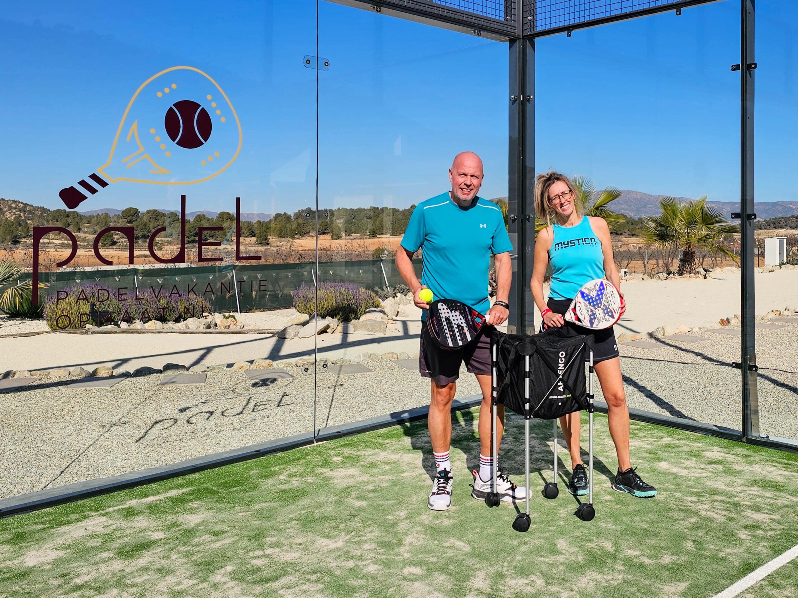 De hosts op de eigen padelbaan van La Zarza