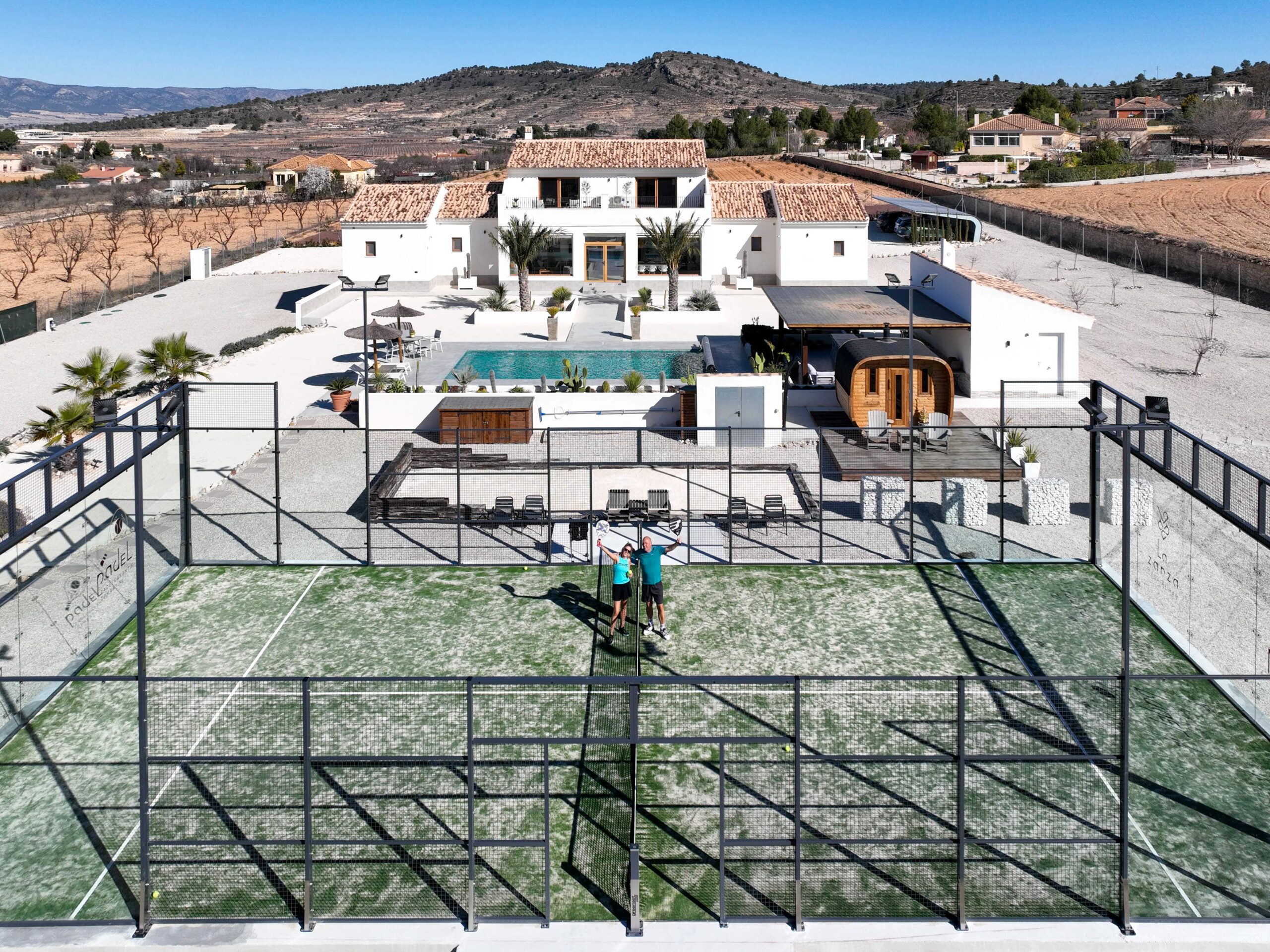 Luchtfoto van La Zarza Casa Rural met eigen padelbaan en zwembad